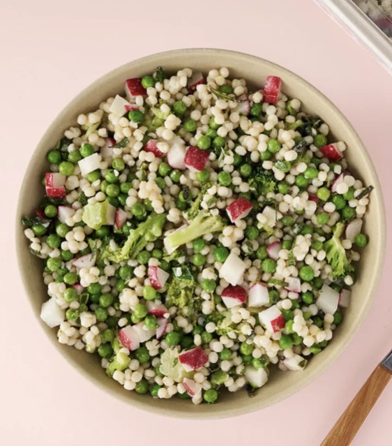 Crisp parelcouscous met broccoli & tahini